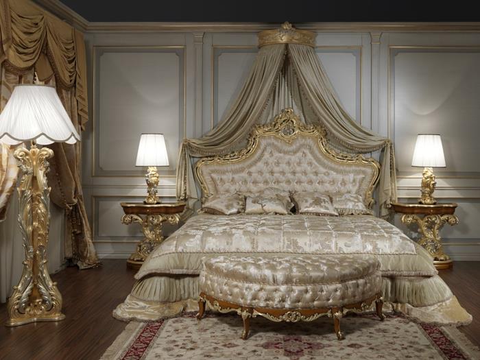 Barok yatak odası dekoru, kavisli yatak bankı, iki başucu lambası, büyük zemin lambası