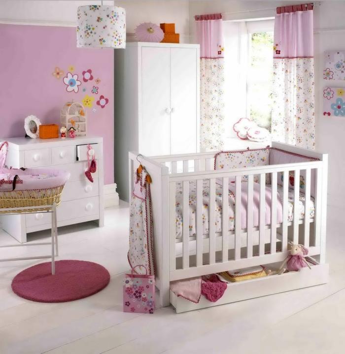 kūdikio-mergaitės-miegamojo-dekoro-gražios spalvos-originalių idėjų-lovos pagalvėlės