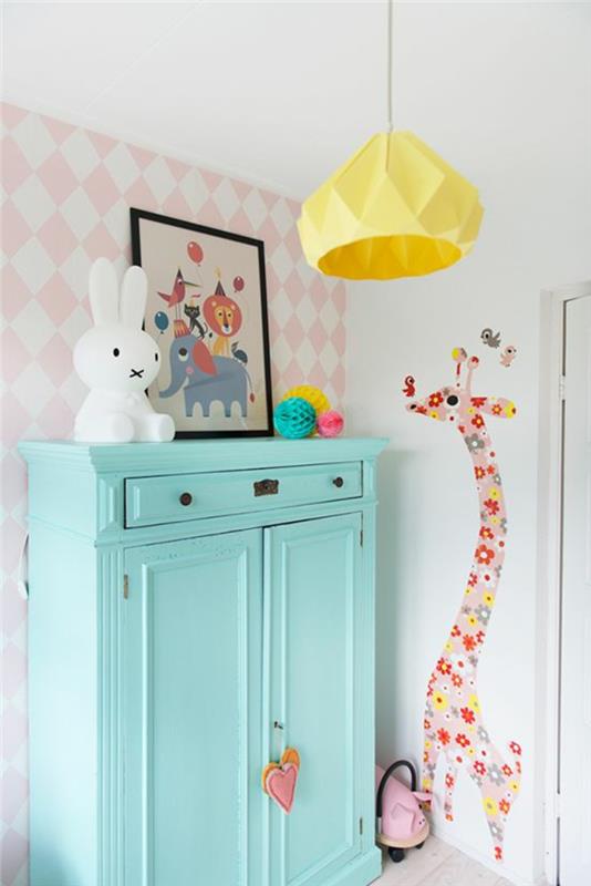 Duvarı süslemek için ördek mavisi renkli zürafa dolap mobilyalı karışık bebek odası dekorasyon fikri ve sarı kartondan sarkıt lamba