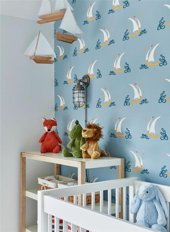 karışık bebek odası dekor fikri ördek mavi duvar ile bebek odası çıkartmaları ile tekne desenleri ve beyaz mobilyalar