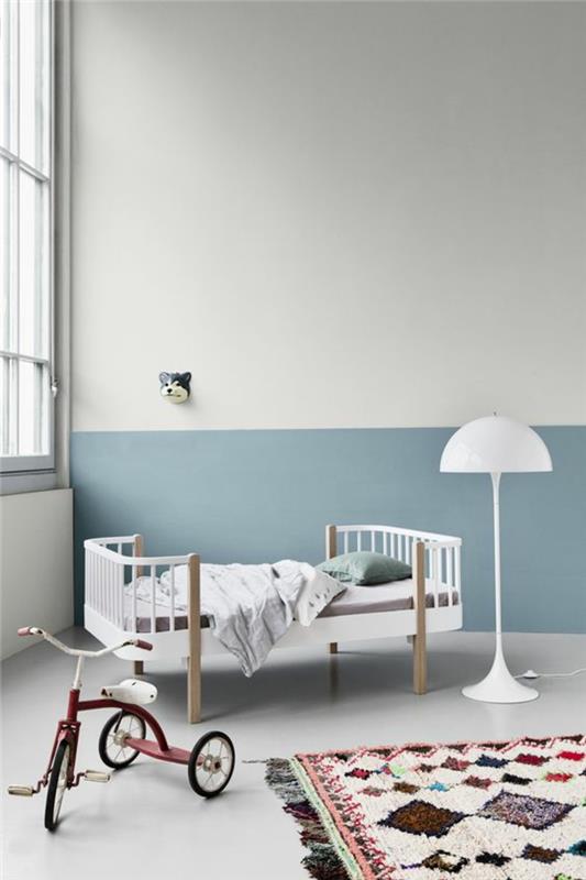iki ton erkek bebek yatak odası dekoru mavi ve beyaz minimalist tarzda mobilyalar renkli elmaslı etno tarzı halı