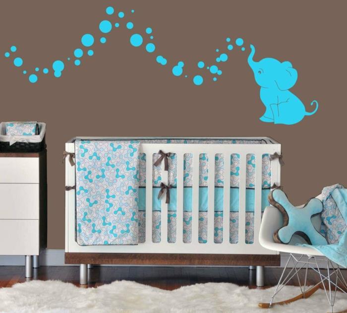 kūdikio berniuko kambario dekoras, mėlynas dramblys, skandinaviška kėdė, baltas kailio kilimas