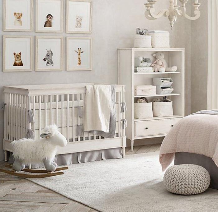 kūdikio berniuko kambario dekoras, pilka megzta taburetė, balta lentyna, lovelė, barokinė lubų lempa