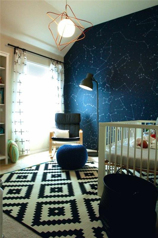 kūdikio berniuko kambario dekoras, geometrinis kilimas, mėlyna taburetė, žvaigždyno tapetai