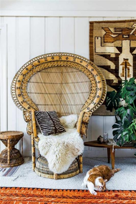 hipių dekoras, apvali rotango kėdė, minkštas pledas, oranžinis kilimas, žalias augalas