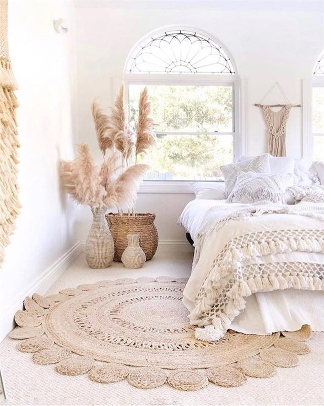 bohem yatak odası dekoru doğal elyaf trendy nesneler iç asılı makrome püsküller örgülü tencere örtüsü atılmış yatak püskülleri