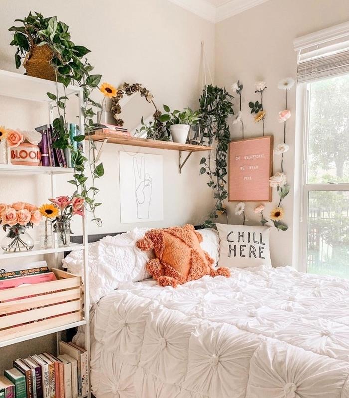bohem eklektik tarzı yatak odası dekoru turuncu yastık ponponlar sahte çiçek çelenk ahşap raf asılı hasır sepet