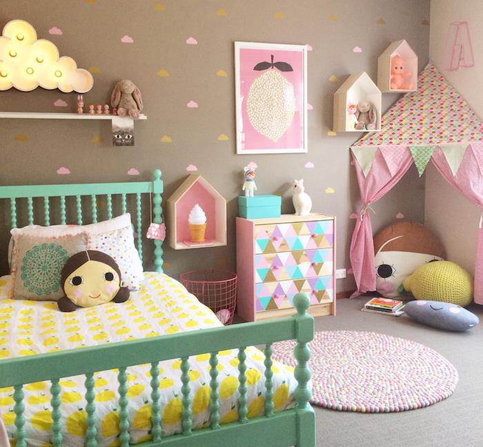 yeşil ve sarı yatak ve çok renkli ahşap çekmeceli renkli dekorasyona sahip kız için eksiksiz yatak odası fotoğrafı