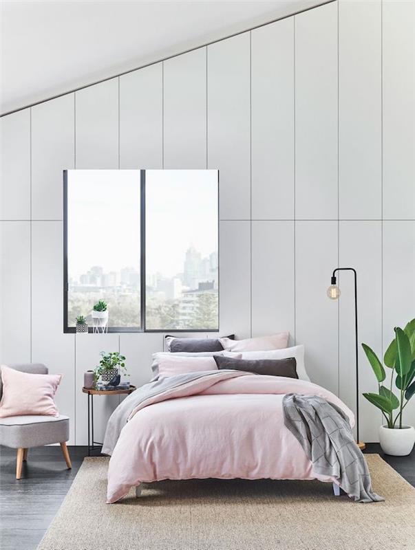 Siva in roza spalnica, bele stene, zelene rastline, roza odeja in sive blazine, barva, ki se ujema s sivo, sivo dekoracijo spalnice