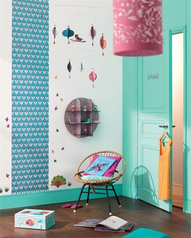 kızın odasında mavi ve pembe tonlarında orijinal duvar dekorasyonu, odaya enerji vermek için bir grafik duvar kağıdı ve turkuaz boyalı çerçeveler