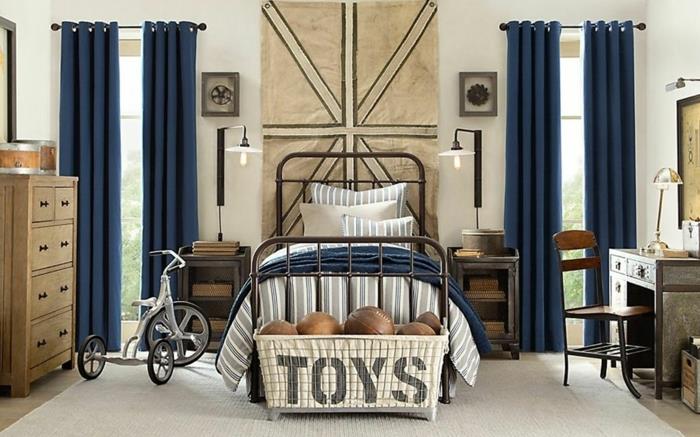 starinsko pohištvo v industrijskem slogu, bela barva za otroške sobe, modre zavese, leseno in železno pohištvo