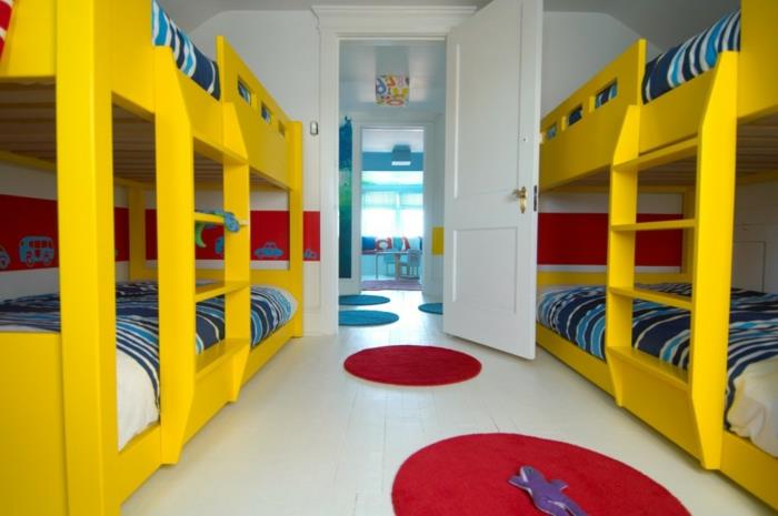 geltonos palėpės lovos, maži raudoni kilimėliai, baltos grindys, berniuko miegamojo dekoras