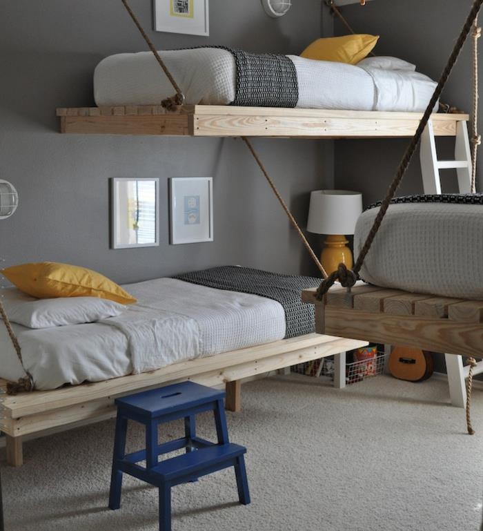 siva spalnica z originalnimi visečimi posteljami, bela preproga, antracitna barva otroške sobe