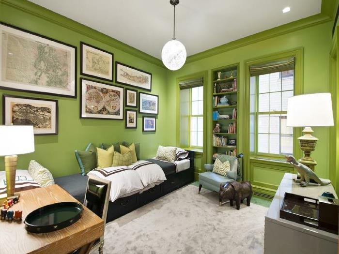 ideje za okrasitev spalnice za fante, siva preproga, majhna lesena miza, zelena stenska barva