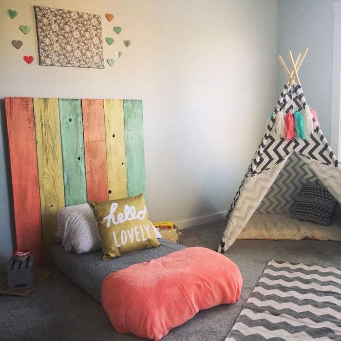 renkli duvar dekorasyonu olarak teepee ve palet ile çocuk yatak mobilyaları ve kız yatak odası mobilyaları