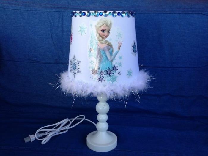 Fikir oluşturma dekoru, Elsa çıkartmaları ve kar taneleri ile beyaz boyalı ahşap üzerine başucu lambası