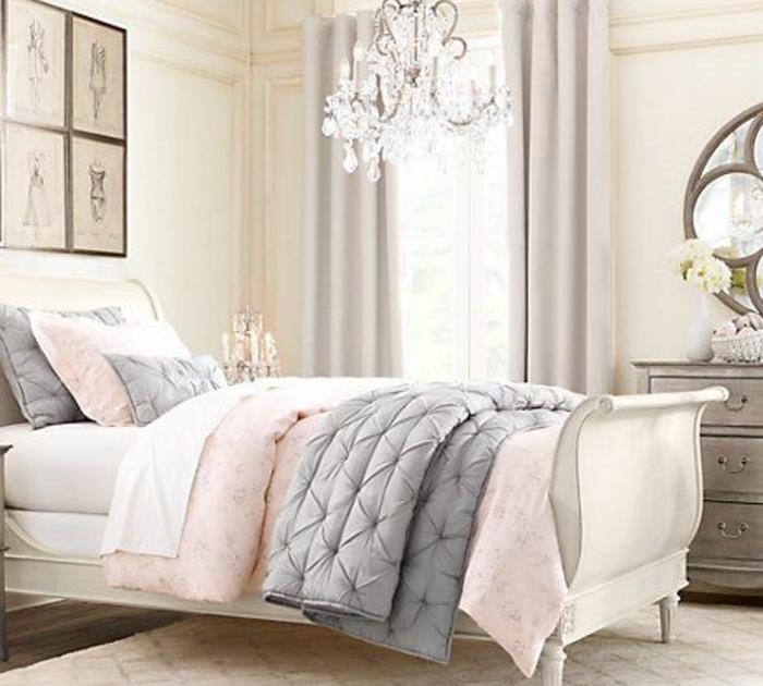 baročno bela postelja, rožnato, belo in sivo posteljnina, bela barva sten, starinski lestenec, stenska dekoracija, kitajska komoda, roza in siva spalnica