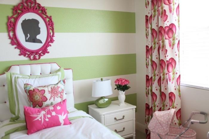 pohištvo za otroške spalnice, belo pobarvana lesena nočna omarica, belo in zeleno nočno svetilko, šopek vrtnic