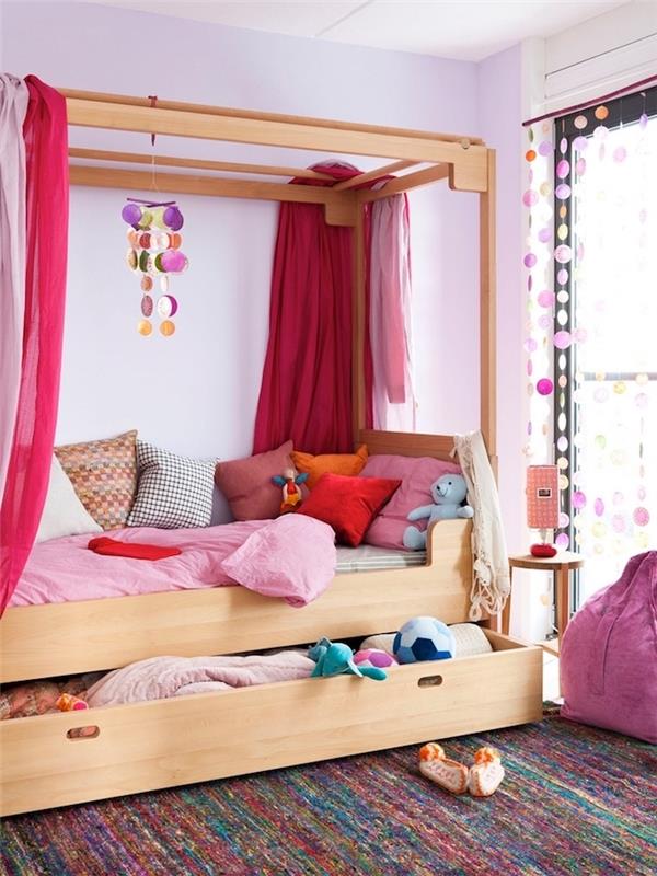 okrasni predmet, dekor v vrtcu, leseni okvir postelje z malinovimi rdečimi zavesami, okrasne okenske zavese z lastnimi rokami