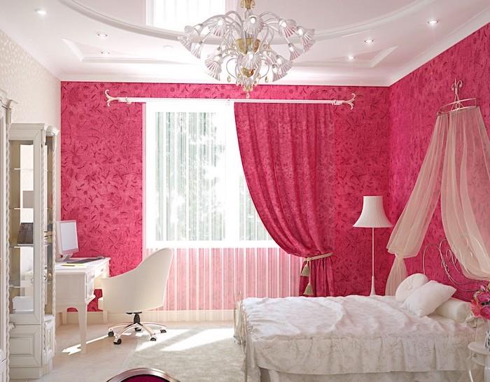 baročna tema, spalnica z belim spuščenim stropom, postelja z baldahinom v senci šampanjca, beli usnjeni stol