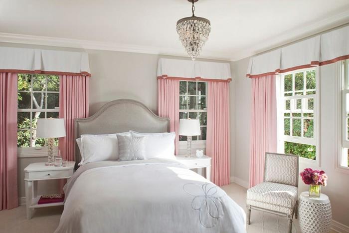 dekor spalnice za dekle, roza zavese, biserno siva barva sten, siva postelja, bela posteljna garnitura, eleganten lestenec, sivo -beli stol