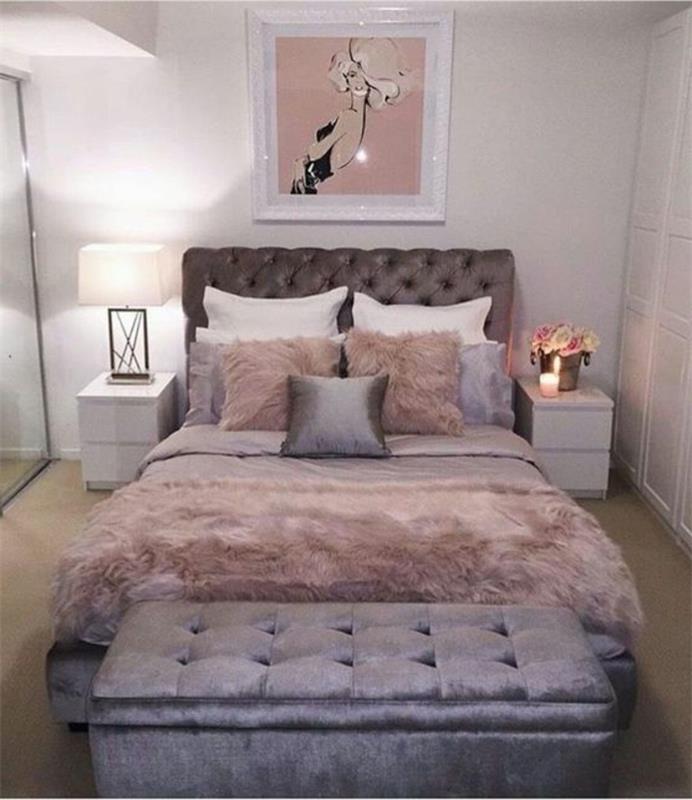 siva in roza dekoracija spalnice, mehke odeje, oblazinjen raztegljiv kavč