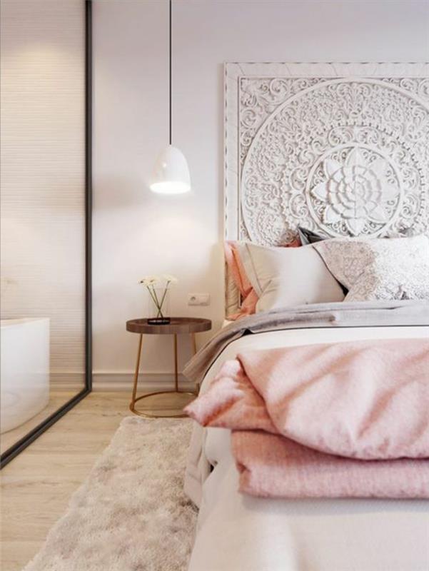 siva in roza dekoracija spalnice, bela viseča svetilka, belo vzglavje s prefinjenimi figurami
