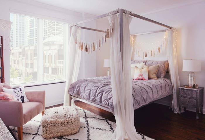 siva in roza dekoracija spalnice, berberska preproga, roza naslanjač, ​​beli stolček, postelja z baldahinom
