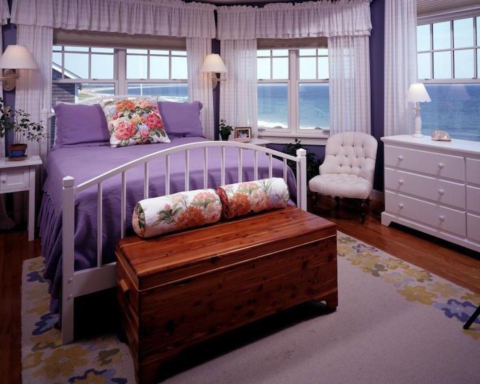deniz manzaralı retro yatak odası dekoru, mor leylak rengi yatak odası