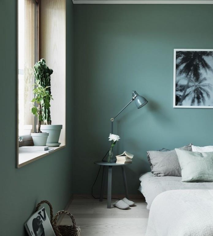 dekor glavne spalnice, zelene stene, siva posteljnina, tropska pokrajina foto stene, sivi parket, zelene rastline