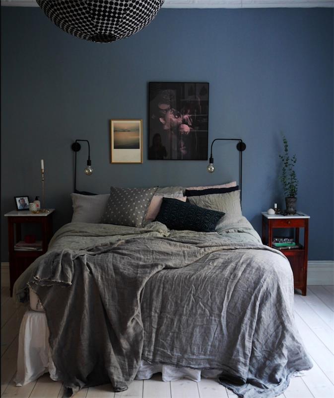 model dekoracije spalnice za odrasle, indigo modra stenska slika, sivo posteljnina, lahek parket, originalna viseča miza v lesu, oblikovalska nočna svetilka