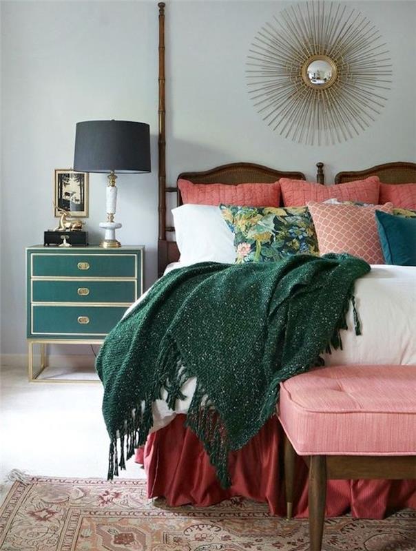 deko dekoracija glavne spalnice, biserno siva barva za steno, rdeča posteljnina, zelena roza, sončno ogledalo, zelena omara, rožnat konec postelje, orientalska preproga