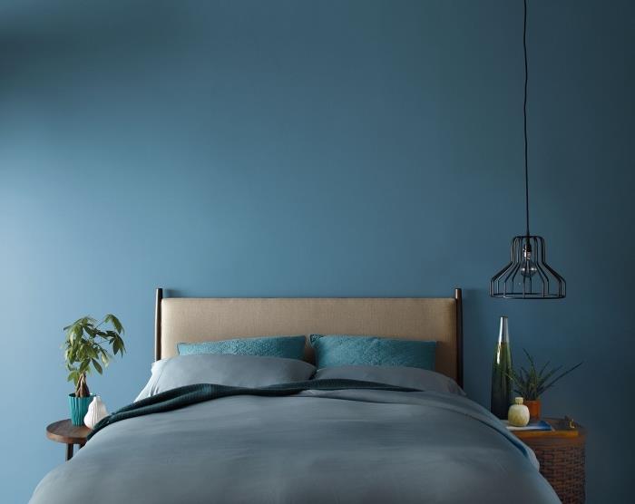 minimalistično notranje oblikovanje z lesenim in železnim pohištvom, zemeljsko modra, moderna barva spalnice za odrasle, stensko barvanje v modri barvi