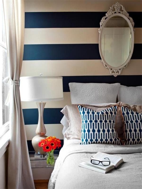 dekor glavne spalnice v morskem slogu, modre in bele črte, belo in bež posteljnina, bela in modra blazina, baročno ogledalo