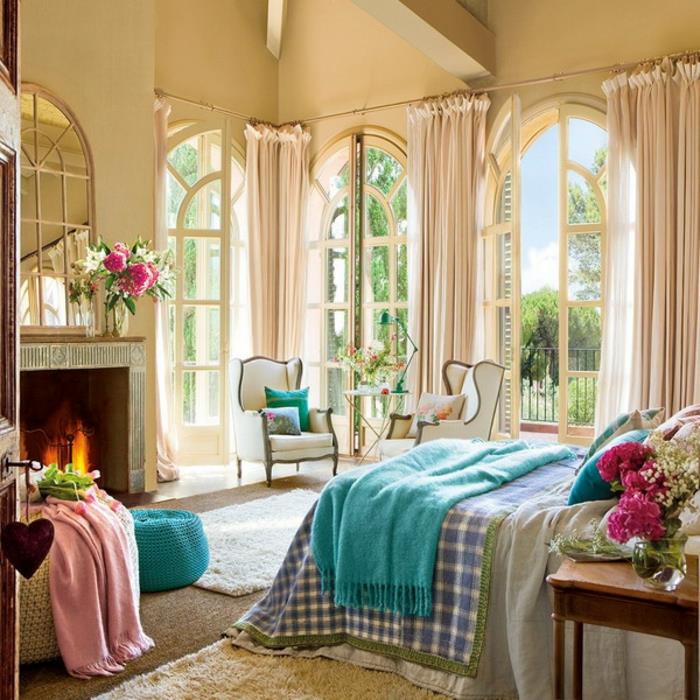 romantičen stol, rožnat kariran z resicami, turkizno blato, kamin, rumenkaste stene, mehka preproga