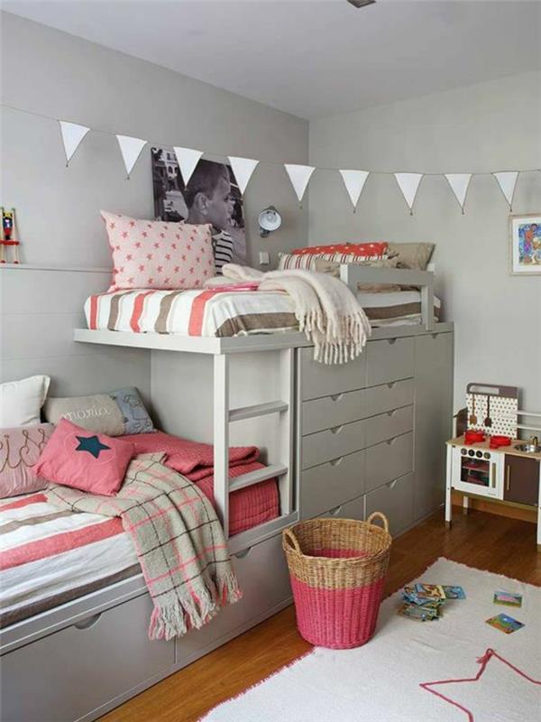 romantična dekoracija spalnice, otroška soba s pogradi, dekoracija z zastavami, bela preproga
