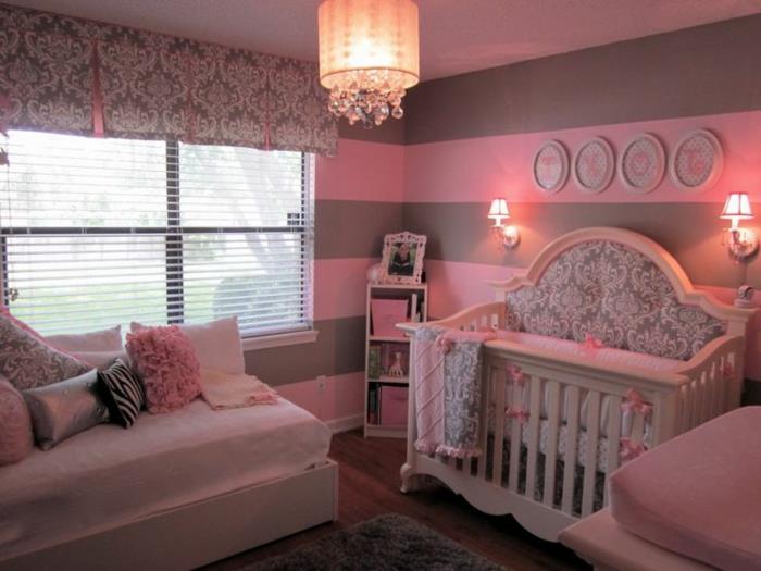 romantična dekoracija spalnice, baročna stropna svetilka, siva preproga, baročna otroška posteljica, stenske luči