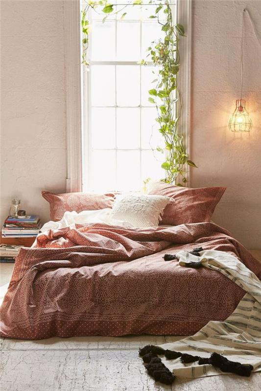 romantična dekoracija spalnice, plezalka, svetilka v kletki in veliko okno, roza postelja