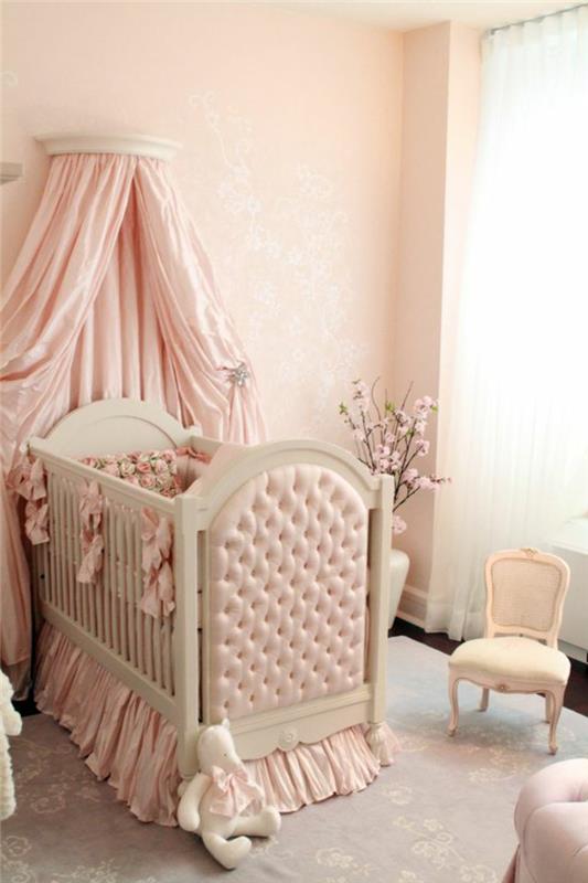 romantična dekoracija spalnice, roza posteljni nadstrešek, roza stenska barva, svetlo siva preproga