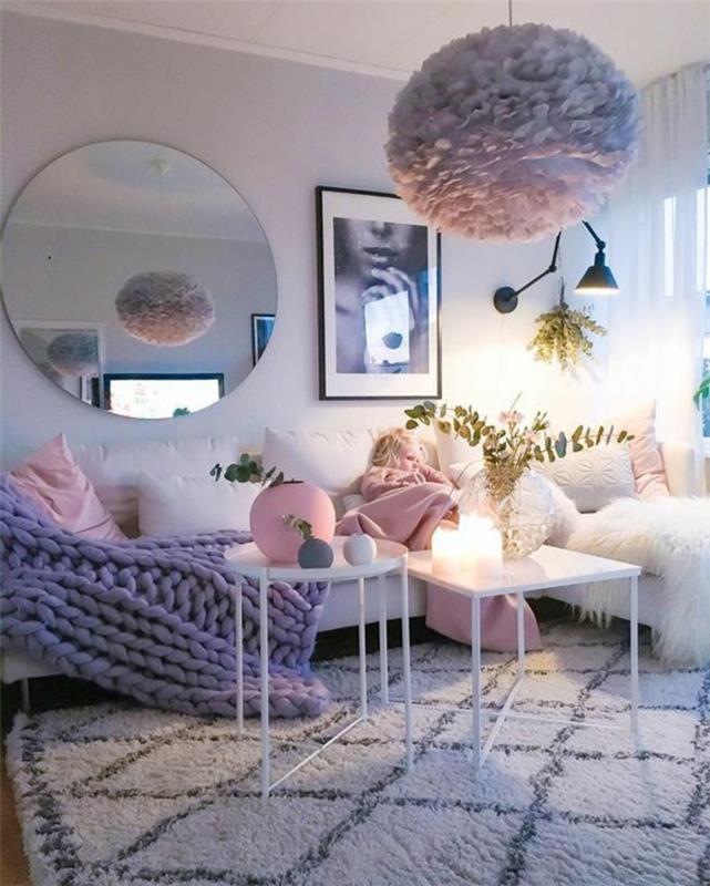 romantična dekoracija spalnice, berberska preproga, bele mize, kroglična stropna svetilka iz papirja