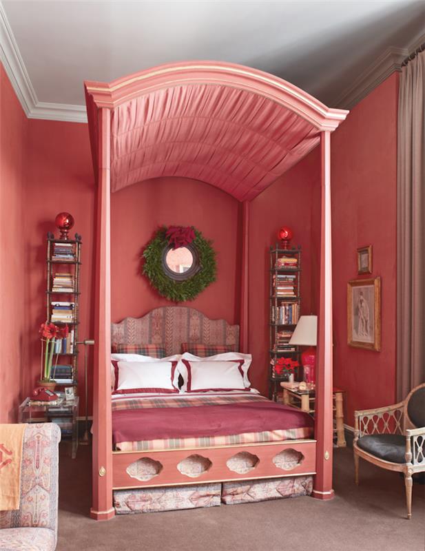 rožnati dekor spalnice z baldahinom nad posteljo in zeleno krono, ki visi na steni.jpg