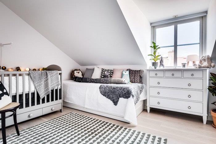 Skandinaviškas kūdikių kambario dekoras su vaikiška lova su pilka dėže