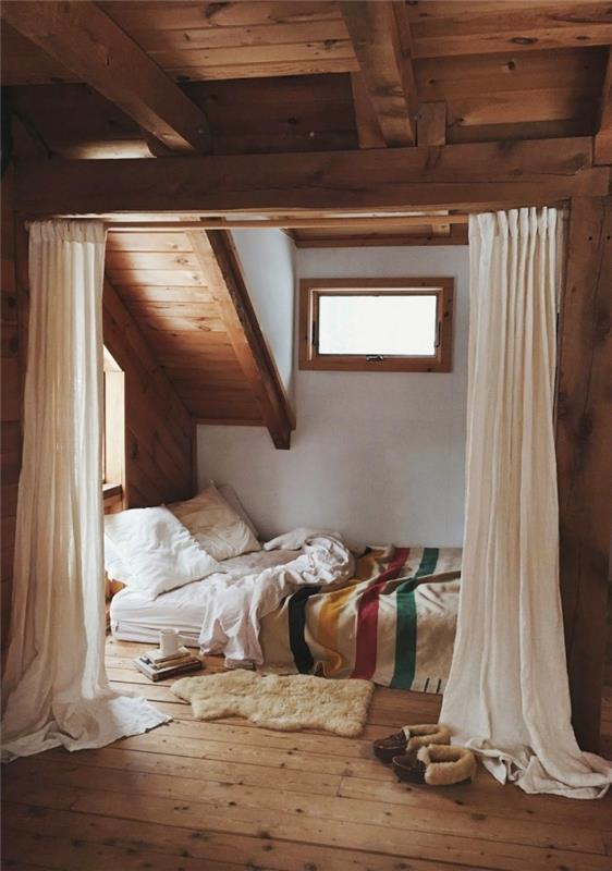 Cabrio çatı katı için fikir, beyaz duvarlı dağ evi tasarımında eğim altında yatak odası tasarımı, hayvan derisi efektli halı modeli