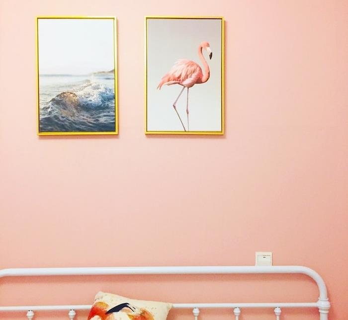 osebni poster, fotografija flaminga in obmorska pokrajina v morskem valu na steni, prebarvana v roza barvo v spalnici za odrasle
