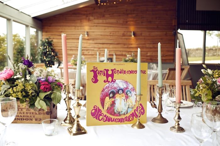kaimo stiliaus vestuvių stalo dekoracijos, auksinės žvakidės su rožinėmis ir žaliomis žvakėmis, dekoratyvi medinė dėžė su kaimo gėlėmis