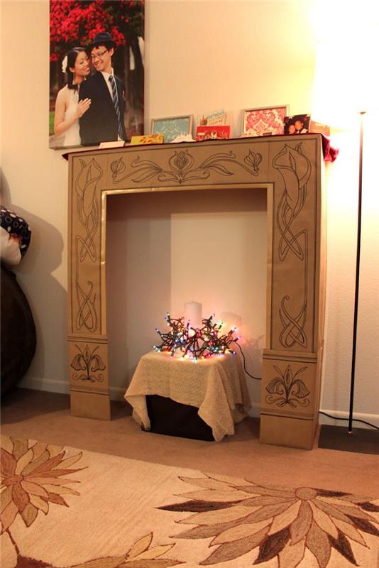 netikras naminis kartoninis židinio kaminas pigioje kičo deko svetainėje su kalėdiniu dekoru