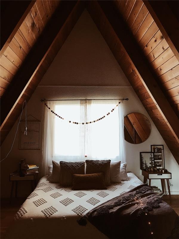 dağ evi ve bohem tarzı yatak odasına dönüştürülebilen bir çatı katı örneği, hippi şık bir yamaç altında dekorasyon