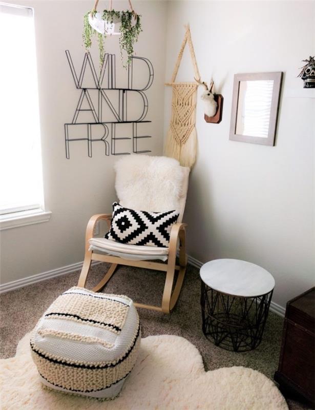 „Cocooning“ poilsio kampelis prašmatniame bohemiškame kambaryje su supamomis kėdėmis ir baltais bei smėlio spalvos baldais