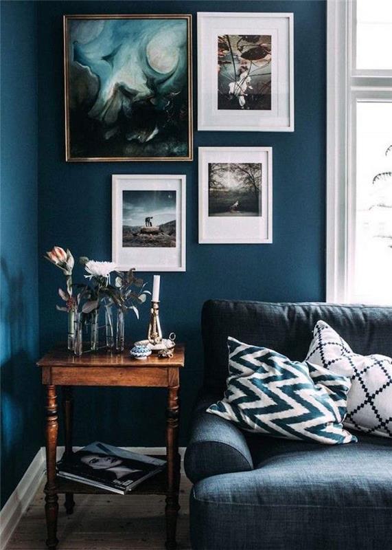 tamsiai anties mėlynos gyvenamojo kambario dekoras naftos tipo su baltu lango rėmu