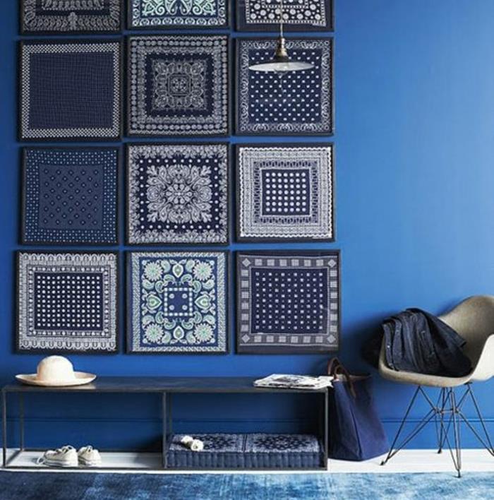 indigo-barva-deco-indigo-stensko slikarstvo-stenska dekoracija-kvadratov-vzorcev-modra-posnemajoča indiga-maroške ploščice-skandinavski-stol-vhodna hiša